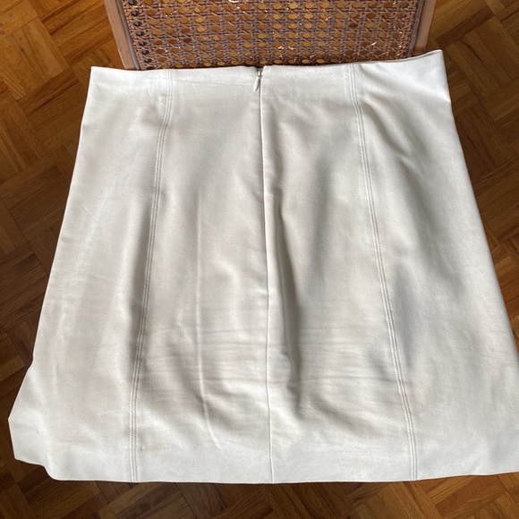 ARITZIA BARATON -Modern Faux Suede Mini skirt - Size 12 - Picture 4 of 9